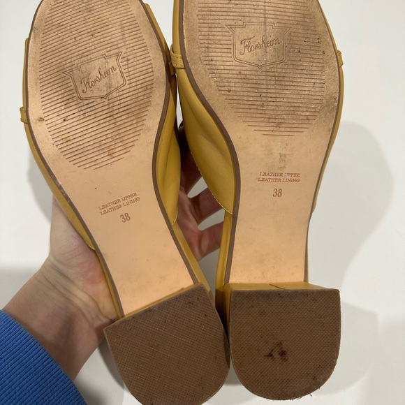 FLORSHEIM leather mules in mustard with gold chain, size 38 - Picture 7 of 9